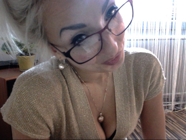 sexgeile Lehrerin mit Brille will jetzt ficken